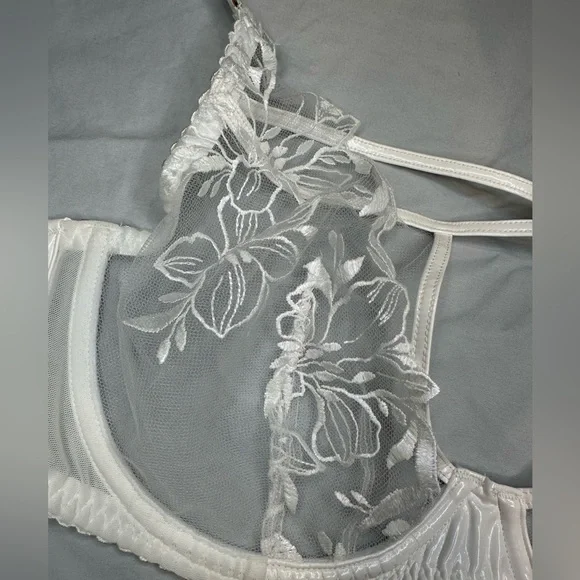 AGENT PROVOCATEUR lacy bra and thong set - Picture 3 of 5